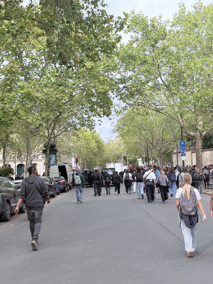 al_bonnel's tweet photo. Cette photo a été prise un peu plus tôt. Voici les individus dont je vous parle : entièrement vêtus de noir, le visage masqué. Quelqu’un peut-il identifier ce qu’ils portent dans le dos et en expliquer l’usage ?

Lorsque je les ai questionnés sur leur équipement, ils m’ont insultée et j’ai failli être frappée. Leur agressivité m’a fait craindre d’être tabassée si je n’avais pas été accompagnée.