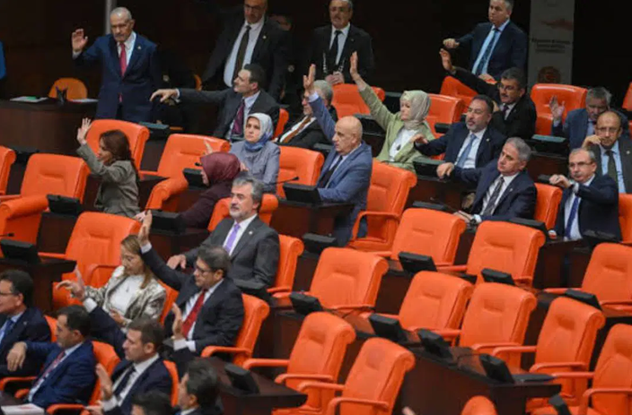 fonunmagdurlari's tweet photo. 🚨 BOMBA GELİŞME: FON KANUN TEKLİFİNİ BİZZAT AKP VE MHP MİLLETVEKİLLERİ DE YETERSİZ BULDU!

Cumhuriyet Gazetesi'nin haberine göre; fon mağduru olan AKP ve MHP’li milletvekilleri yarın Meclis'e gelecek teklife açıkça itiraz etti:

👉 "Anapara ödeme garantisi verilmeyen hiçbir düzenleme vatandaşı da bizi de tatmin etmez!"

Mağdur AKP ve MHPli milletvekillerinin talepleri:
-Anaparanın tamamına kayıpsız geri ödeme güvencesi verilsin.
-Madde 4.2 DEĞİŞTİRİLSİN: Çöken fiyatlar değil, 16 Eylül fon fiyatlarının esas alınması.
-Haksız kazançlardan kesilen %17,5 stopaj havuzda toplanıp mağdurlara aktarılsın.
-Vurgun yapılan tüm şüpheli işlemler geriye dönük MASAK ve yargı eliyle araştırılsın.

Günlerdir bas bas bağırdığımız gerçeği kendi milletvekilleri de savundu. 

Talebimiz nettir: #HesaplananGünTasfiyeGünüOlmalı 

Yarın Plan ve Bütçe Komisyonu'nda o kanun Madde 4.2 mağdurun lehine düzeltilmeden GEÇMESİNE İZİN VERMEYECEĞİZ, 16 Eylül anaparası güvenceye alınacak!

Kaynak: Cumhuriyet