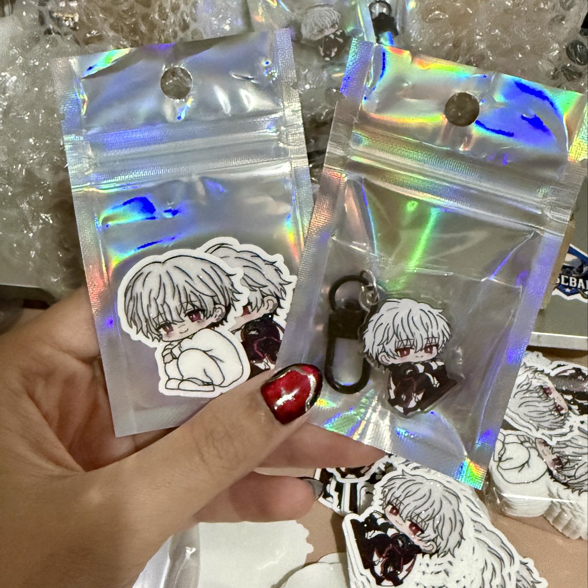eunnojjang's tweet photo. [KEEP IT MANIC] in Singapore 🇸🇬 #PLAVE
{♡ + ↺ appreciated!}

Eunho Freebies Incoming!!!🐺❤️
🍎 Eunho Hyperdrive Mini Keychain
🍎 Eunho Glitter Sticker Pack (2 types: KIM & Hyperdrive)

both are limited & fcfs, so come grab yours~📍location tba on the day, stay tuned!

Art by @eunnojjang 
Freebies by @eunnojjang 

(ps. my first time making freebies with my own artwork,kinda nervous 🥹 i really hope u guys like them n can’t wait to meet y’all! pls come say hi if u see me 🫶🏻)

#PLAVE #KeepItManicSG #KEEP_IT_MANIC_in_SINGAPORE