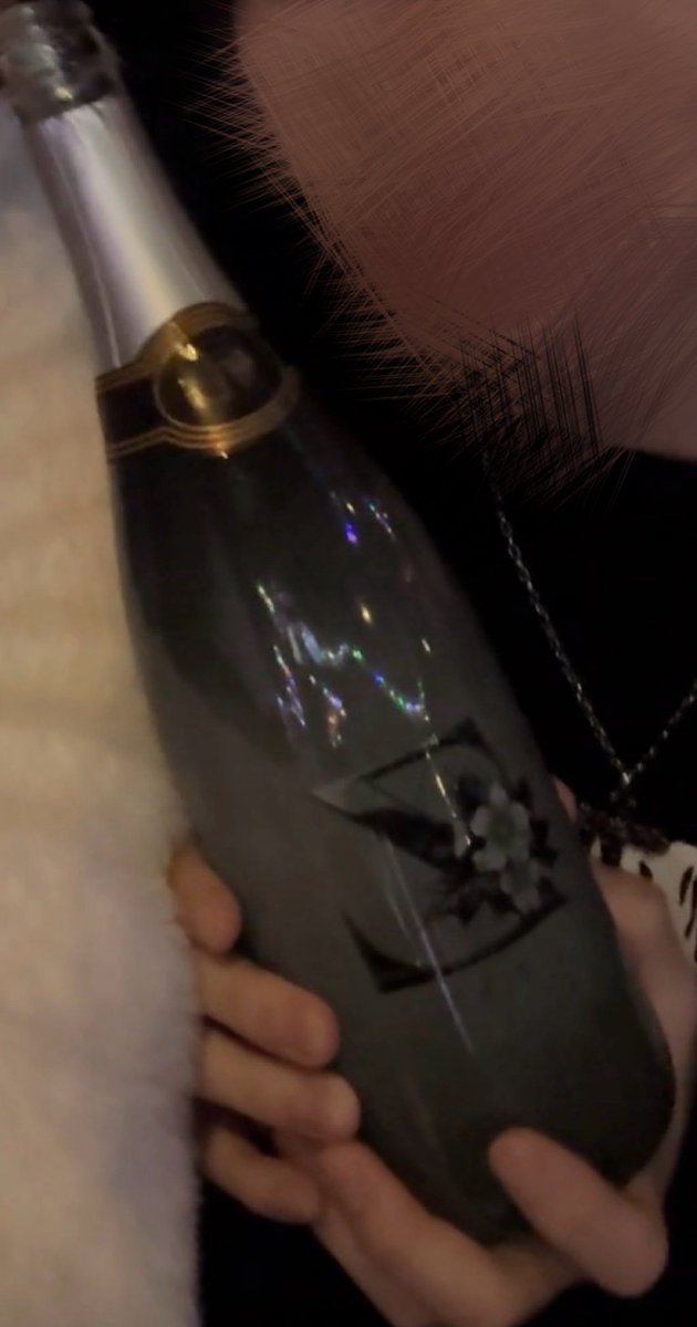 elzzpw's tweet photo. この世界じゃまったく大した額じゃないんだけど、お酒も飲めない年齢の私からしたらまあまあな額のシャンパンをおろすことにハマってしまっている
ただお金を使ってるっていう事実にドパってるんだろーな

最近お金ないから控えないと😖でも普通にメンコンとか行きたい

 #メンコン #メンコン営業 https://t.co/wxtBeFF89X