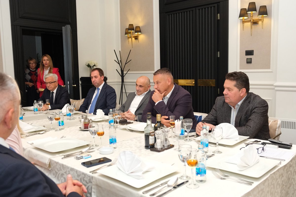 SelakG's tweet photo. Слога је темељ нашег успјеха, а повјерење које су нам грађани указали на одржаним општим изборима обавеза да наставимо још снажније и одговорније.

Заједно, посвећено и у интересу Републике Српске, нашег народа и свих грађана.

Заједништвом градимо повјерење, а радом оправдавамо очекивања!