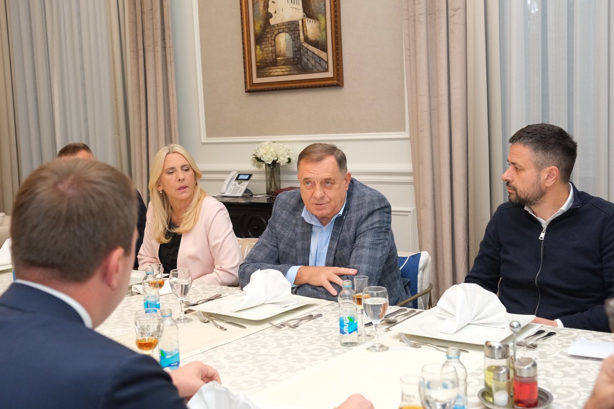 SelakG's tweet photo. Слога је темељ нашег успјеха, а повјерење које су нам грађани указали на одржаним општим изборима обавеза да наставимо још снажније и одговорније.

Заједно, посвећено и у интересу Републике Српске, нашег народа и свих грађана.

Заједништвом градимо повјерење, а радом оправдавамо очекивања!