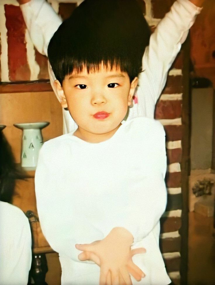 nycksbffjf's tweet photo. Me &amp; my idol (kid ver.) https://t.co/YLDrh6l6cy