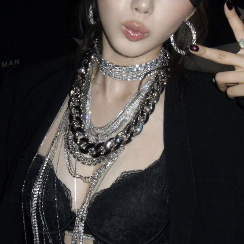 grlaeri's tweet photo. Let her put my chain 'round her neck, she got a brain freeze https://t.co/EOOR4ePpjq