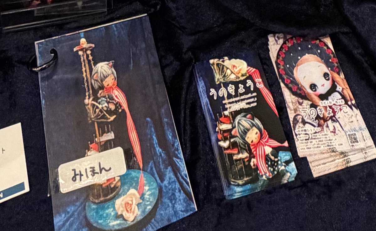 magic_sugar's tweet photo. 今回はポストカードセット(5枚入）も置かせて頂きました。出展作品2体も入ってます。
そしてひさびさに名刺も新しいものを。
相変わらず名前が大きく元気があってよろしい名刺です笑 よろしければお持ち帰りくださいませ～ https://t.co/UYq7XshlPz