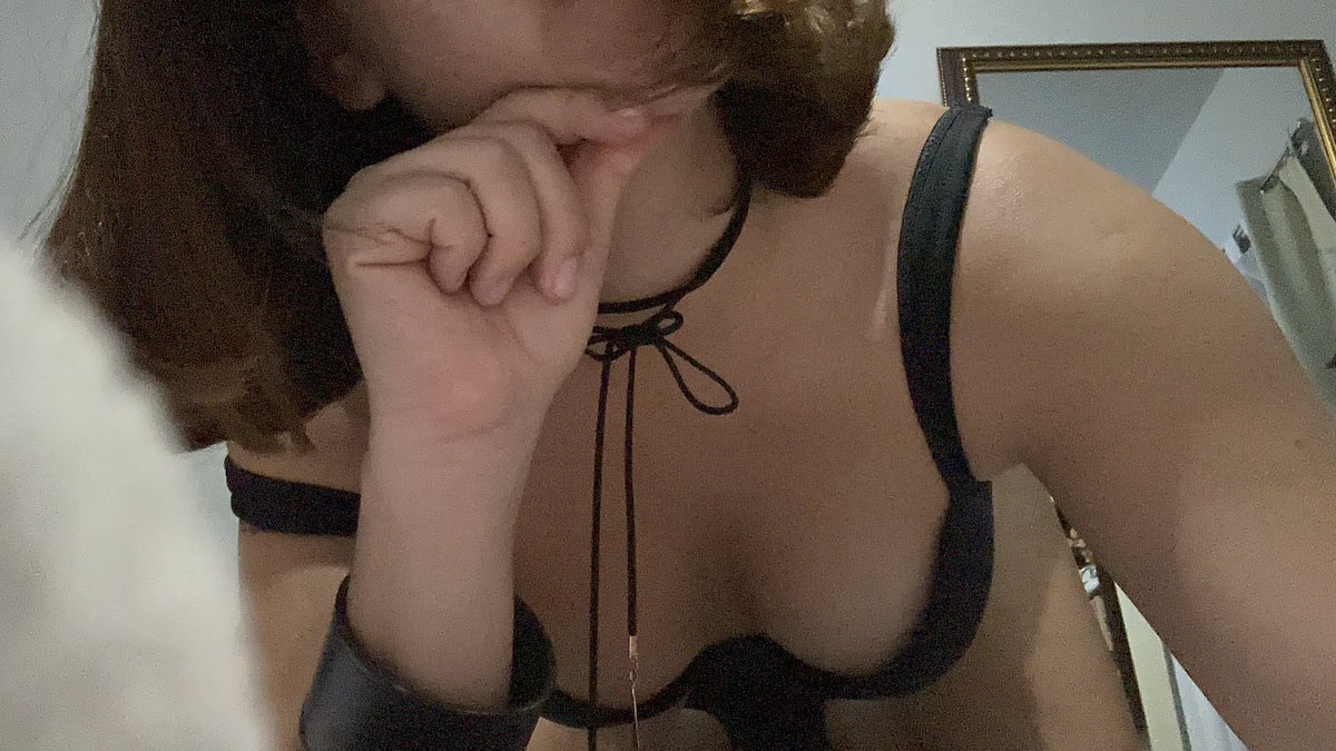 badkitty1177's tweet photo. Buenos días te amoooo bye🖤 https://t.co/awUH7Xm3sj