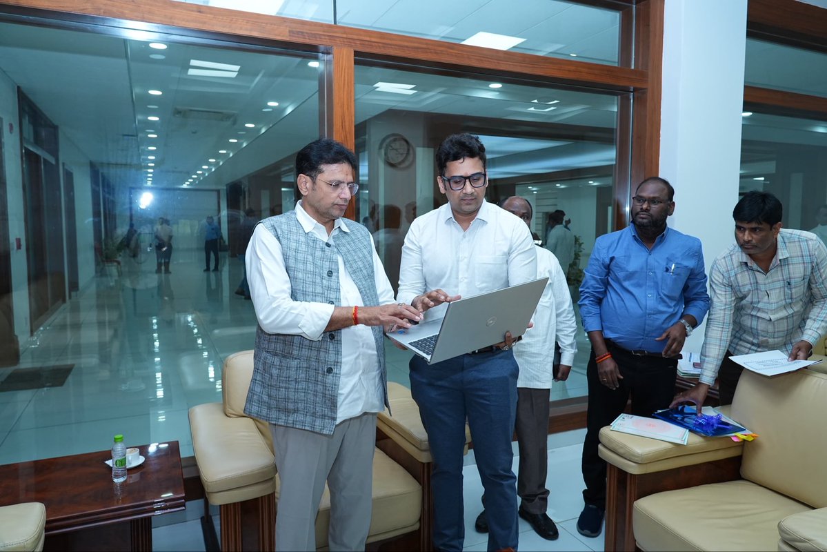 OffDSB's tweet photo. Today, I launched the new MeeSeva certificate paper at Praja Bhavan, featuring 15 advanced security features. It is tear resistant, water resistant, and does not require lamination.

This initiative aims to prevent fake certificates and unauthorised duplication, ensuring greater security and authenticity of MeeSeva certificates. MLAs Vijay Ramana Rao garu and Makkhan Singh Raj Thakur garu, among others, attended the launch.

@TsMeeseva_Asso @meeseva @TGMeeSeva 

#meeseva #telanganameeseva