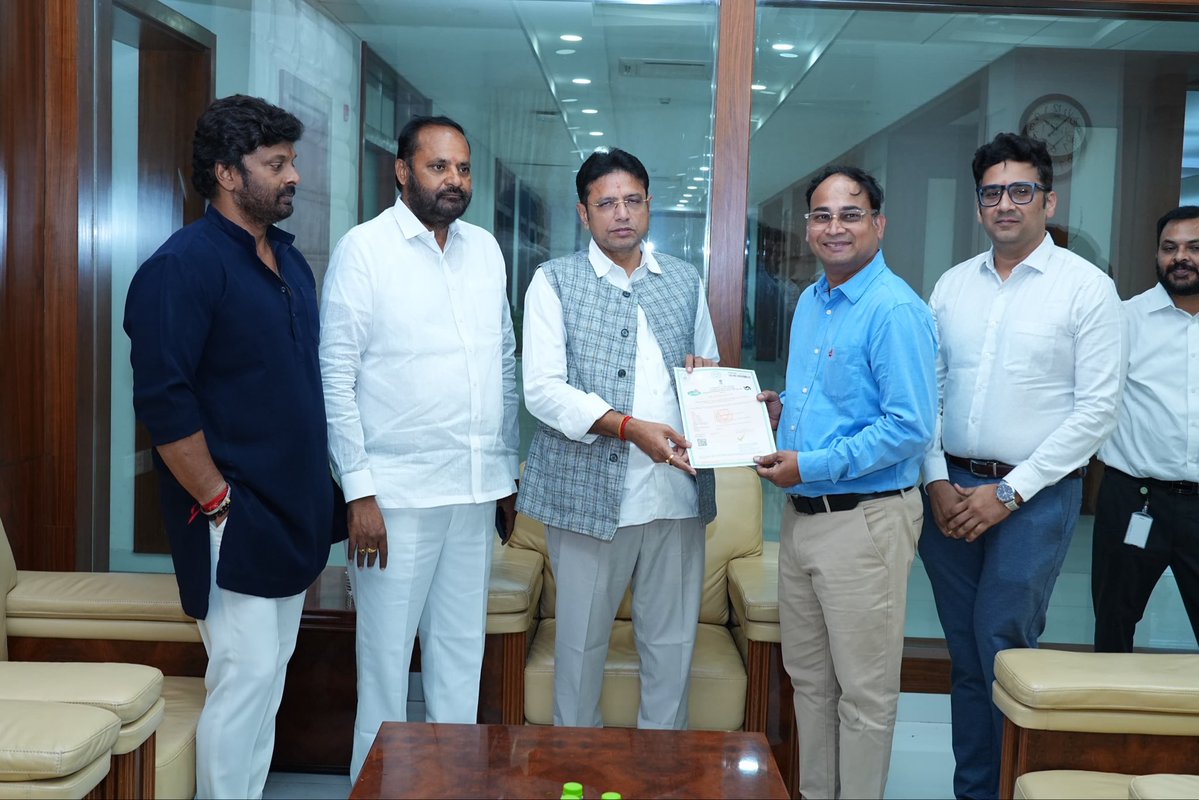 OffDSB's tweet photo. Today, I launched the new MeeSeva certificate paper at Praja Bhavan, featuring 15 advanced security features. It is tear resistant, water resistant, and does not require lamination.

This initiative aims to prevent fake certificates and unauthorised duplication, ensuring greater security and authenticity of MeeSeva certificates. MLAs Vijay Ramana Rao garu and Makkhan Singh Raj Thakur garu, among others, attended the launch.

@TsMeeseva_Asso @meeseva @TGMeeSeva 

#meeseva #telanganameeseva
