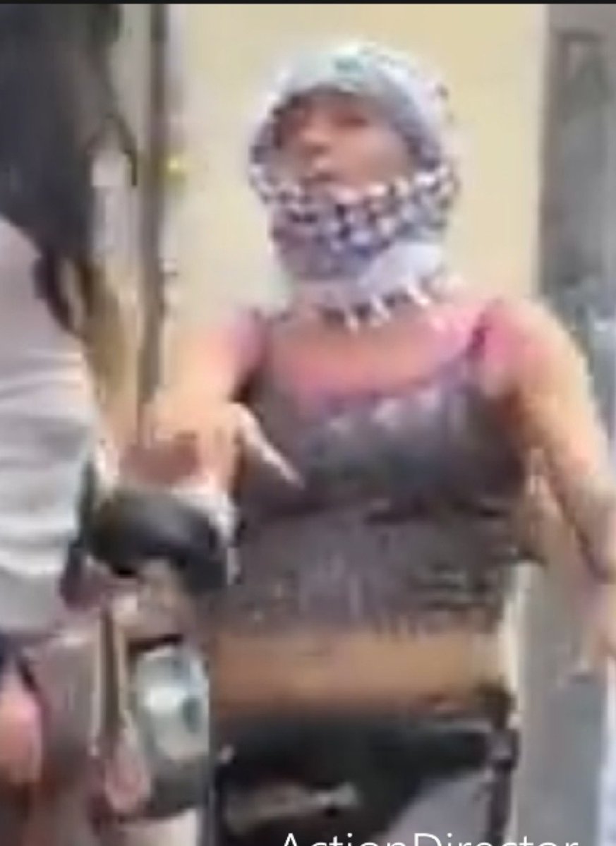 maryxmix's tweet photo. Aquí tenemos al machote que agarra a la reportera de Telemadrid y a la valiente, que cuando está agarrada por el machote, le pega. A ver si la policía los detiene pronto y se les quita la fantasía. https://t.co/Z06XsEKTh1