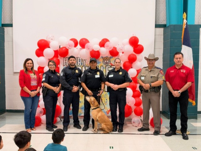 DFOLaredo's tweet photo. CBP Office of Field Operations officers in Eagle Pass proudly connected with the community at two special local events!
🔴 Henry B. Gonzalez Elementary: Red Ribbon Rally for drug awareness &amp; healthy choices.
🩷 Eagle Pass High School: Pink pep rally for breast cancer awareness. https://t.co/ho5BHM8w5y