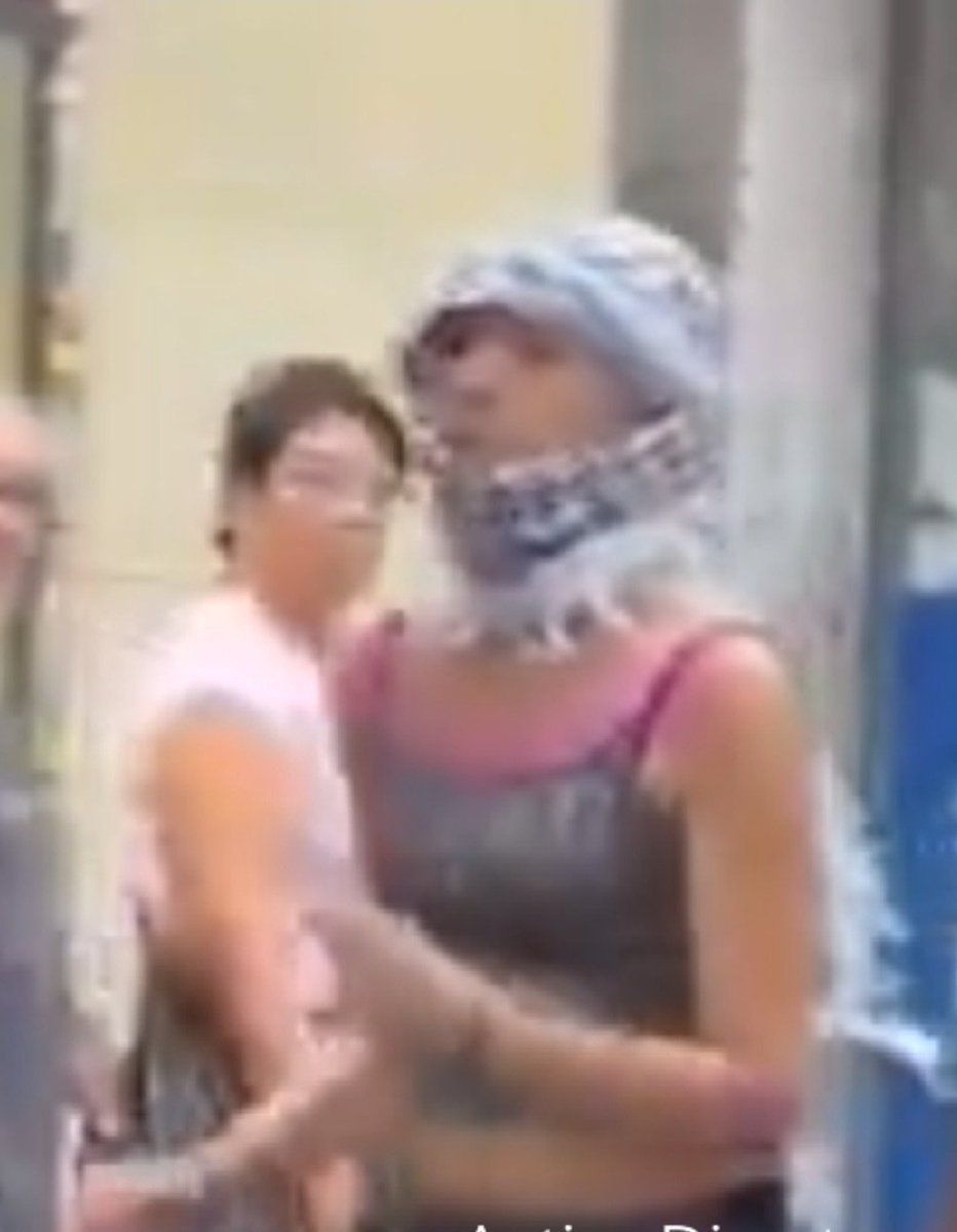 maryxmix's tweet photo. Aquí tenemos al machote que agarra a la reportera de Telemadrid y a la valiente, que cuando está agarrada por el machote, le pega. A ver si la policía los detiene pronto y se les quita la fantasía. https://t.co/Z06XsEKTh1