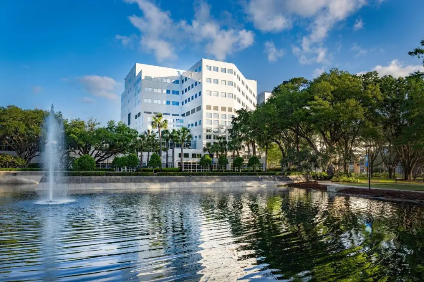 MayoClinic's tweet photo. Four decades ago, Mayo Clinic in Florida opened its doors to patients, beginning a transformation from a five-story building into a global medical destination that now serves more than 184,000 patients from more than 80 countries each year.

Read more: https://t.co/dqw1E0U3EG https://t.co/WTEqMtjlSq