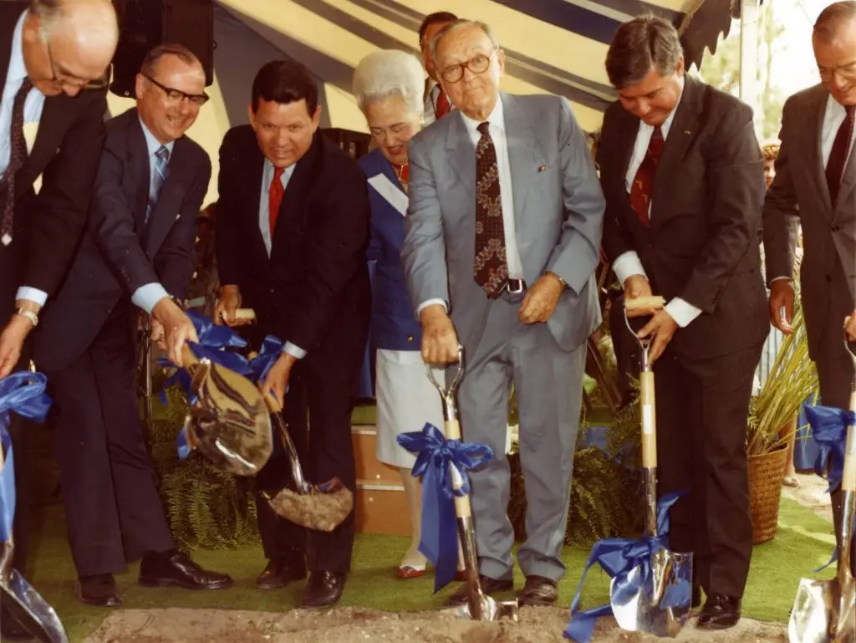 MayoClinic's tweet photo. Four decades ago, Mayo Clinic in Florida opened its doors to patients, beginning a transformation from a five-story building into a global medical destination that now serves more than 184,000 patients from more than 80 countries each year.

Read more: https://t.co/dqw1E0U3EG https://t.co/WTEqMtjlSq