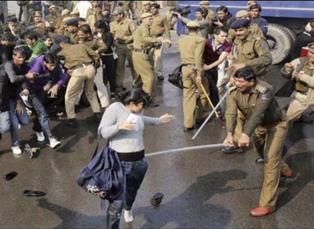 VishwaTarak99's tweet photo. This is how Congress Govt treated students &amp; women back in 2012 during Nirbhaya protest. https://t.co/r7qjAwq2Gh