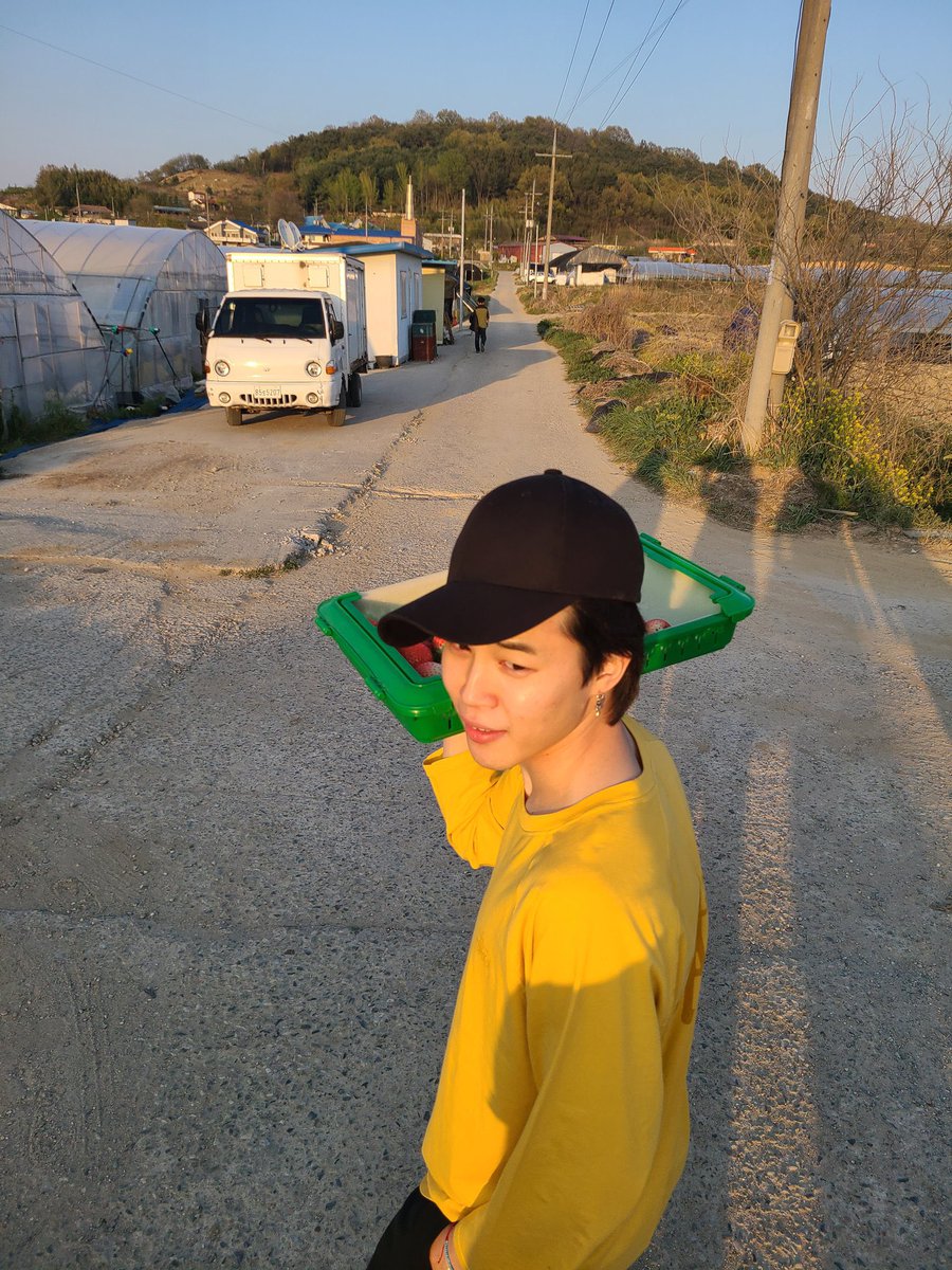 byjimocean's tweet photo. ele parecendo um vendedor de morango to chorando KKKKKKKKKKKKKKKKKKK https://t.co/an751ByboM