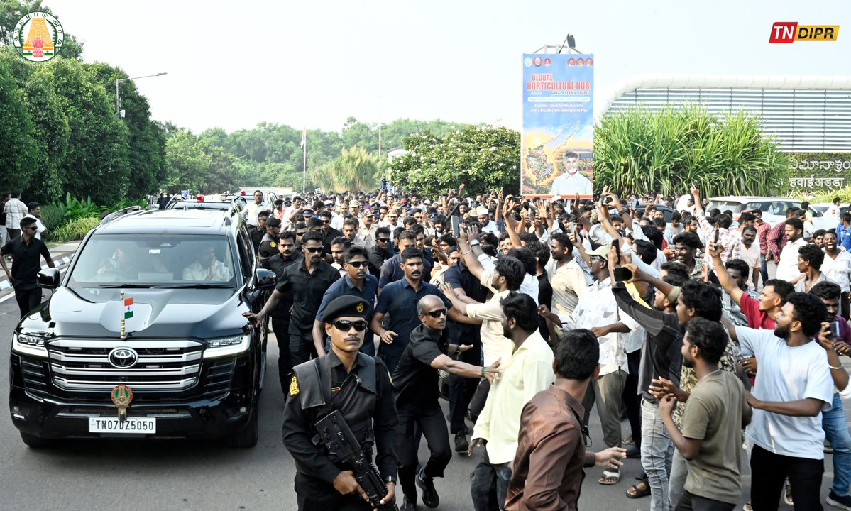TNDIPRNEWS's tweet photo. மாண்புமிகு த��ிழ்நாடு முதலமைச்சர் திரு. ச. ஜோசப் விஜய் அவர்கள் இன்று (13.10.2026) கோதாவரி-காவிரி இணைப்புத் திட்டம் மற்றும் சென்னை மாநகருக்குக் கூடுதலாக கிருஷ்ணா நதிநீர் விடுவிப்பது தொடர்பாக, மாண்புமிகு ஆந்திரப் பிரதேச மாநில முதலமைச்சர் அவர்களைச் சந்திப்பதற்காக விஜயவாடாவிற்கு வருகை தந்தபோது, விமான நிலைய வளாகத்தில் பெருந்திரளான பொதுமக்கள் உற்சாக வரவேற்பு அளித்தனர்.

#CMJosephVijay | #TNDIPR | @TVKVijayHQ | @BussyAnand | @AadhavArjuna | @imrajmohan |