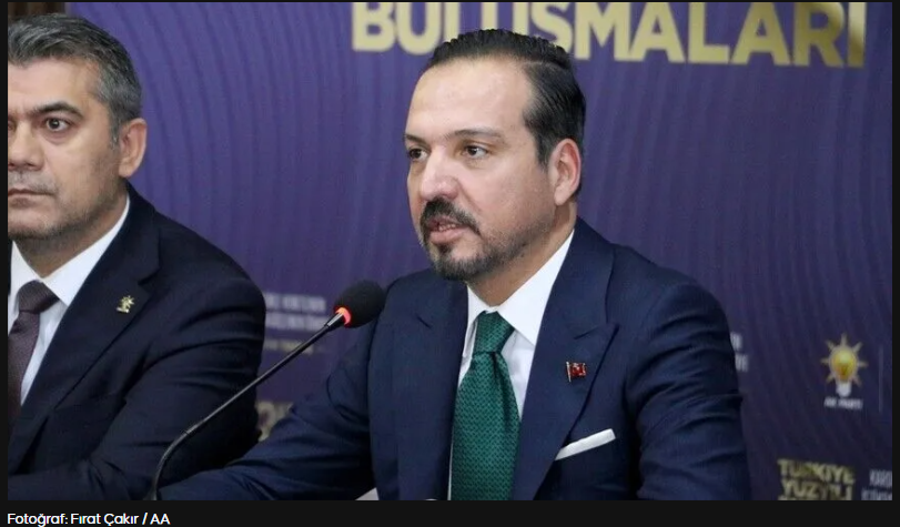 KeremSerindere1's tweet photo. 📌 Kürşad Zorlu’dan fon soruşturmasına ilişkin açıklama:

AK Parti Genel Başkan Yardımcısı Kürşad Zorlu, fon soruşturmasıyla ilgili yaptığı açıklamada, Cumhurbaşkanı Erdoğan’ın süreci yakından takip ettiğini belirterek şu ifadeleri kullandı:

“Milletimiz bize güvensin, inansın. Bu konuyu çok kısa bir süre sonra tümüyle çözdüğümüzü göreceksiniz.”

🔎 Zorlu, açıklamasında öne çıkan diğer noktaları da paylaştı:

▪️ 254 kişinin mal varlığına yönelik dondurma ve el koyma tedbirleri uygulandığını söyledi.

▪️ 87 kişinin tutuklu olduğunu belirtti.

▪️ Devlet Denetleme Kurulu tarafından yürütülen incelemenin devam ettiğini ifade etti.

▪️ Soruşturma sonucunda sorumluluğu bulunan kişi ve kurumlar hakkında gerekli adımların atılacağını vurguladı.

▪️ Fon mağduru yaklaşık 355 bin kişinin ödemelerinin başladığını ve konuyla ilgili kanun teklifinin bu hafta TBMM’ye geleceğini açıkladı.

📌 Mağdur yatırımcılar açısından şimdi en önemli konu: “Çok kısa süre” ifadesinin somut bir takvime dönüşmesi, kanun teklifinin yatırımcıların alacaklarına nasıl katkı sağlayacağının netleşmesi ve ödemelerin hangi kapsamda yapılacağının açıklanması.

Anadolu Ajansı