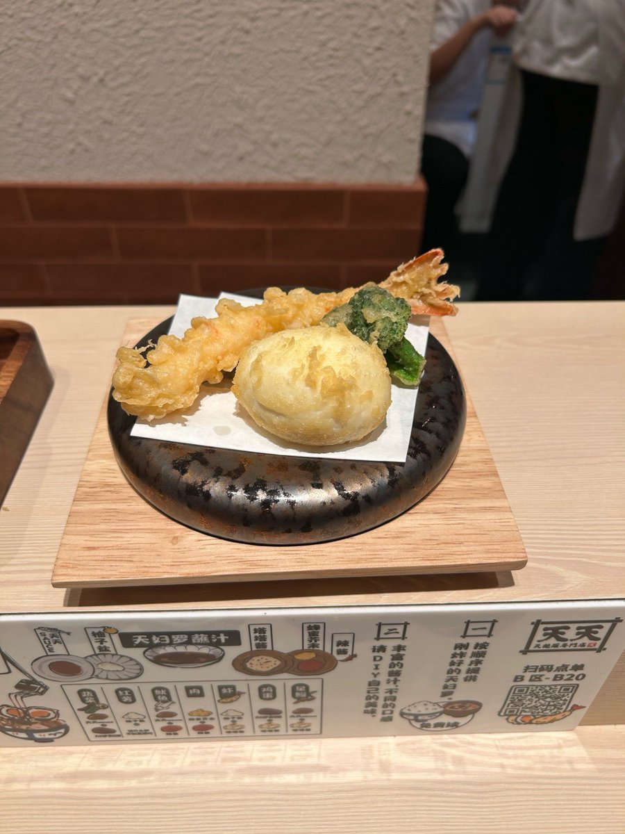 asdxxxxdf's tweet photo. [訪問先の市場で卤味を試食し、不意に足を踏みつけてしまい、慌てて何度もお辞儀をする。そんなどたばたな一日の始まり！]， https://t.co/ocoPJJoHui