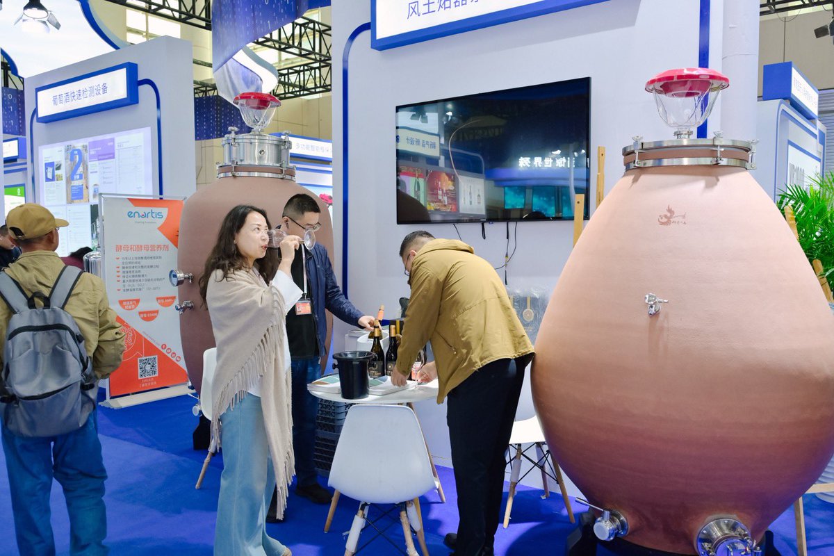 BlueberryTV3's tweet photo. The 47th World Congress of Vine and Wine opened today in Yinchuan, Ningxia, China's top wine-producing area.
For the first time in a century, the Congress comes to China and Asia, held alongside the 24th General Assembly of the International Organization of Vine and Wine (OIV). https://t.co/91uFJV2lSp