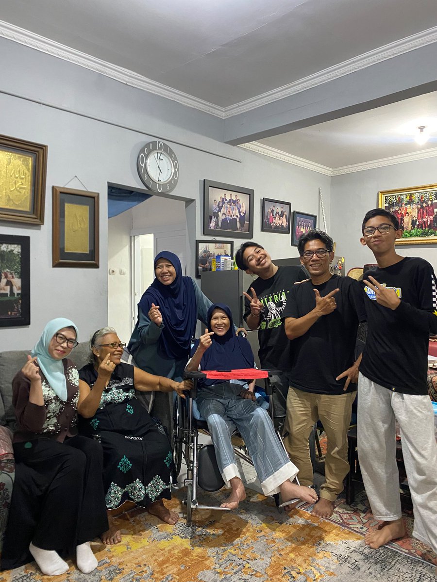 slaystrwby's tweet photo. edisi kali ini main kerumah rakha versi gatau diri dikit
1. tidur bareng nenek &amp; adek” rakha dalem 1 kamar dan 1 kasur doang (ngumpet dr tamu yg banyak itu wkwkwk)
2. ketawa bareng + story telling dr nenek super banyakk (seru bgt pls mau lg)
3. NGOPI, makan, ngemil, ngopi, repeat https://t.co/OgVaassjUu
