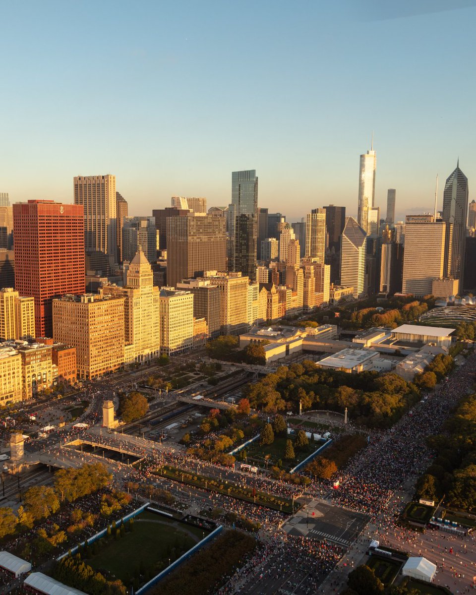 realbuzzcom's tweet photo. 🇺🇸🏃 Chicago Marathon FOMO? 👀
BEAT THE BALLOT! 🔥 Secure your spot on the start line and run for charity 🏅

https://t.co/vbiXWrD5Hv https://t.co/TvRrHqVemm
