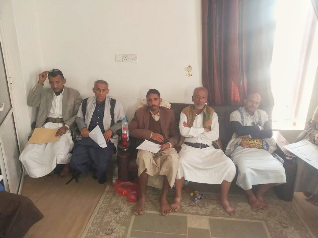 Alshohadaayemen's tweet photo. فرع الهيئة العامة لرعاية أسر الشهداء بأمانة العاصمة يناق�� آلية تنفيذ مشاريع الذكرى السنوية للشهيد 1448هـ

ناقش فرع الهيئة العامة لرعاية أسر الشهداء بأمانة العاصمة، اليوم الثلاثاء، آلية البدء بتنفيذ مشاريع وأنشطة الذكرى السنوية للشهيد للعام 1448هـ، وذلك خلال اجتماعه الدوري مع مندوبي الفرع في المديريات.

واستعرض الاجتماع، الذي ترأسه مدير عام الفرع محمد أحمد العفيف، الترتيبات اللازمة للبدء بتنفيذ مشاريع الذكرى السنوية للشهيد، وفي مقدمتها توزيع هدية الذكرى والسلال الغذائية لأسر الشهداء، إلى جانب تجهيز اللجان العاملة، والتحضير لإقامة العرس الجماعي والمهرجان الختامي للمناسبة.

كما ناقش الاجتماع الاستعدادات المت��لقة بزيارة روضات الشهداء، وإقامة الفعاليات والأنشطة المصاحبة للذكرى، بما يسهم في إحياء المناسبة بما يليق بمكانة الشهداء وتضحياتهم، وتجسيد معاني الوفاء والعرفان لما قدموه في سبي�� الله والوطن.

وأكد الاجتماع أهمية تعزيز التنسيق بين قيادة الفرع ومندوبيه في المديريات، وتكثيف الجهود والعمل بروح المسؤولية لإنجاز المشاريع والأنشطة وفق الخطط المعدّة، وبما يضمن تحقيق أهداف المناسبة والاهتمام بأسر الشهداء، واستحضار عظمة تضحيات الشهداء ومواقفهم البطولية.

حضر الاجتماع مندوبو المديريات والعاملون بفرع الهيئة بأمانة العاصمة.

#شهداؤنا_عظماؤنا