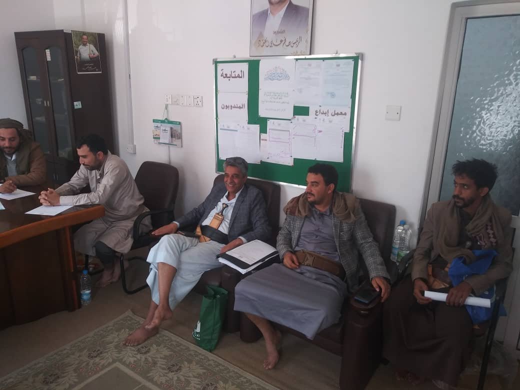 Alshohadaayemen's tweet photo. فرع الهيئة العامة لرعاية أسر الشهداء بأمانة العاصمة يناق�� آلية تنفيذ مشاريع الذكرى السنوية للشهيد 1448هـ

ناقش فرع الهيئة العامة لرعاية أسر الشهداء بأمانة العاصمة، اليوم الثلاثاء، آلية البدء بتنفيذ مشاريع وأنشطة الذكرى السنوية للشهيد للعام 1448هـ، وذلك خلال اجتماعه الدوري مع مندوبي الفرع في المديريات.

واستعرض الاجتماع، الذي ترأسه مدير عام الفرع محمد أحمد العفيف، الترتيبات اللازمة للبدء بتنفيذ مشاريع الذكرى السنوية للشهيد، وفي مقدمتها توزيع هدية الذكرى والسلال الغذائية لأسر الشهداء، إلى جانب تجهيز اللجان العاملة، والتحضير لإقامة العرس الجماعي والمهرجان الختامي للمناسبة.

كما ناقش الاجتماع الاستعدادات المت��لقة بزيارة روضات الشهداء، وإقامة الفعاليات والأنشطة المصاحبة للذكرى، بما يسهم في إحياء المناسبة بما يليق بمكانة الشهداء وتضحياتهم، وتجسيد معاني الوفاء والعرفان لما قدموه في سبي�� الله والوطن.

وأكد الاجتماع أهمية تعزيز التنسيق بين قيادة الفرع ومندوبيه في المديريات، وتكثيف الجهود والعمل بروح المسؤولية لإنجاز المشاريع والأنشطة وفق الخطط المعدّة، وبما يضمن تحقيق أهداف المناسبة والاهتمام بأسر الشهداء، واستحضار عظمة تضحيات الشهداء ومواقفهم البطولية.

حضر الاجتماع مندوبو المديريات والعاملون بفرع الهيئة بأمانة العاصمة.

#شهداؤنا_عظماؤنا