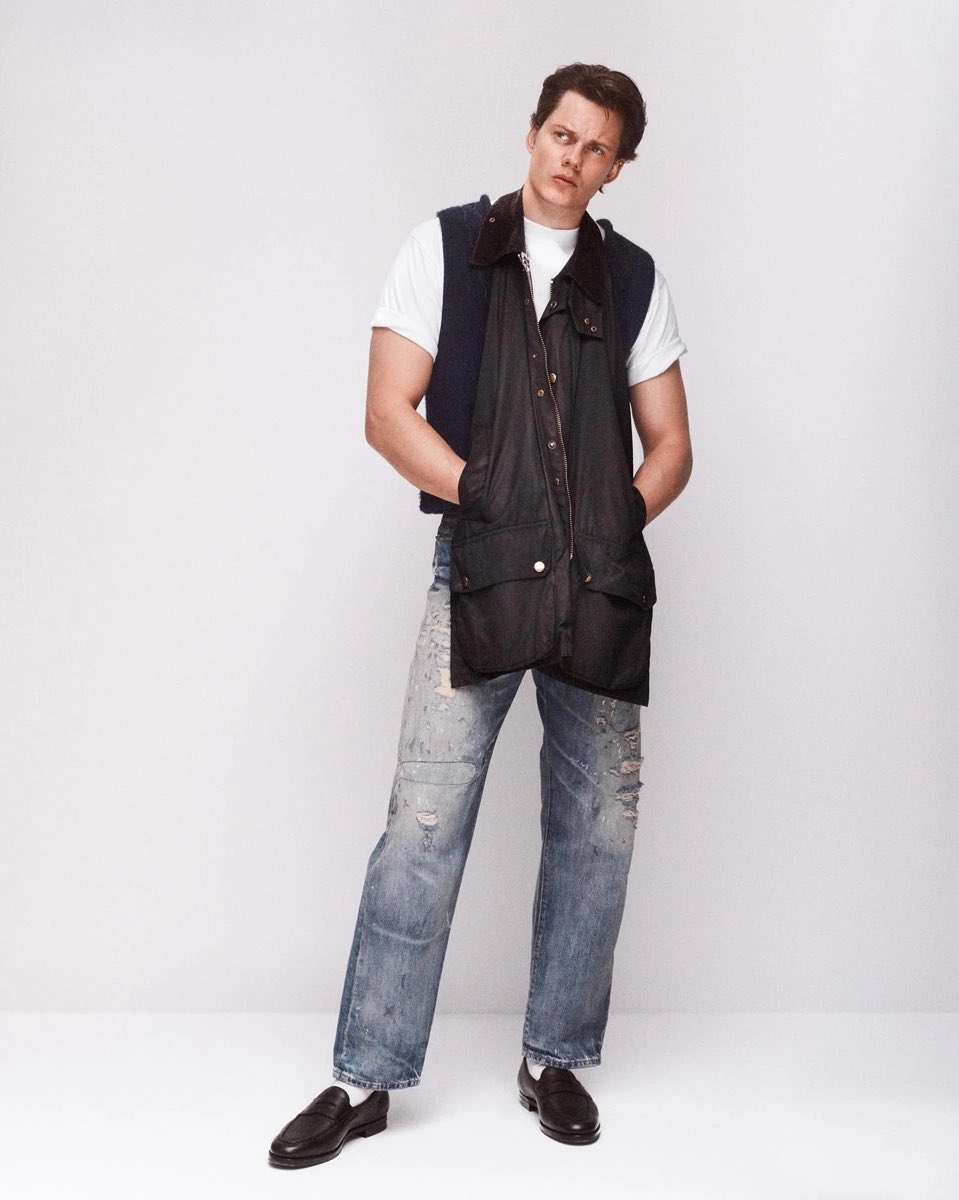 popbuzzz_'s tweet photo. Bill Skarsgård’s looks dashing in new photoshoot for Fantastic Man magazine, photographed by Ilya Lipkin. https://t.co/n7ekOJGEJF