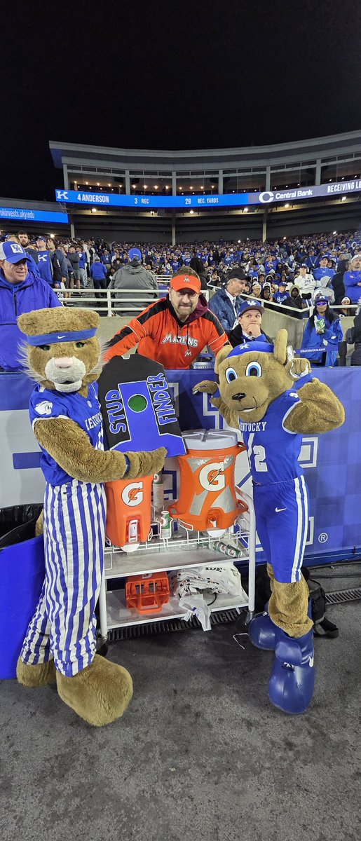 marlins_man's tweet photo. Epic night.   Everyone was so nice.   Top 10 memory.   Go cats https://t.co/FrPlkWyBs4