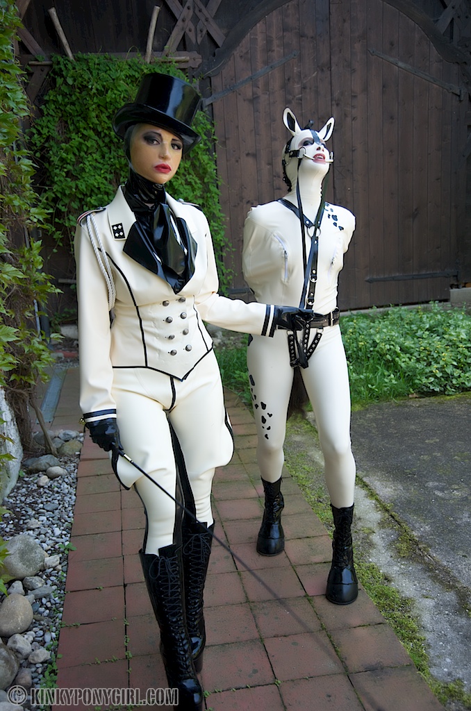 kinkyponygirl's tweet photo. Someone joined my https://t.co/V2ytZkqcY3 website. Your #1 favorite kinky ponygirl and friends Membersite with lots of videos + pics with latex, leather, bondage, electro stim and much more ! Come check it out now 😈 https://t.co/n4seMPS9yK
