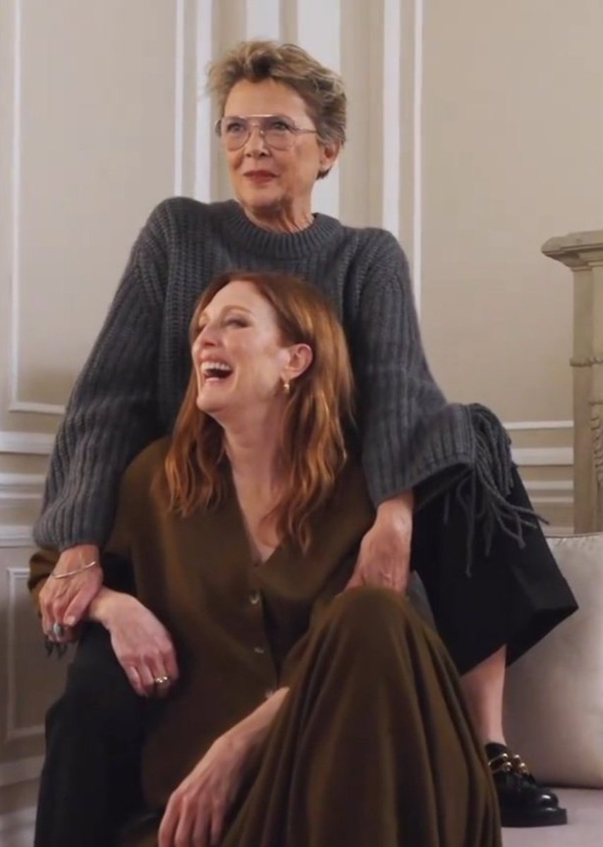 andreash1's tweet photo. El otoño es una segunda primavera donde cada hoja es una flor 

_Camus

Julianne Moore &amp; Annette Bening https://t.co/B5IkxsFYTs