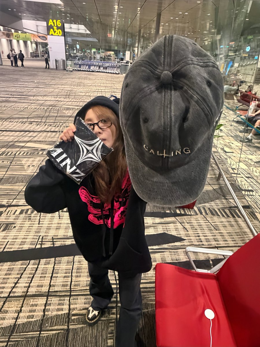 krungy21's tweet photo. Delivery Girl Dara reporting for duty! 🫡📦✈️🚚 

Mission: Deliver the hat to Minzy! 🧢📦💨
From BLACKJACK Singapore! 🇸🇬❤♠️ https://t.co/pnoJxalTcJ