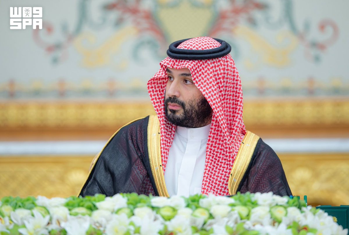 Adhwan's tweet photo. ولي العهد السعودي 🇸🇦 الأمير محمد بن سلمان يرأس جلسة #مجلس_الوزراء في الرياض: 

- مجلس الوزراء يؤكد أن ميليشيا الحوثي الإرهابية ستواجه عواقب جرائمها واعتداءاتها الآثمة المتكررة على مطارات السعودية، وعلى مكة المكرمة والمدينة المنورة وقاصدي الحرمين الشريفين، والأعيان والمنشآت المدنية والاقتصادية، ويعبّر عن أحر التعازي وأصدق المواساة لأسر ضحايا تلك الاستهدافات الإجرامية، راجيًا الشفاء العاجل للجرحى والمصابين.

- مجلس الوزراء يثمّن الدور الحازم للقوات المسلحة في الدفاع عن الوطن وحماية مكتسباته ومقدراته وردع أي اعتداء أو تهديد لسيادته وسلامة شعبه والمقيمين على أرضه