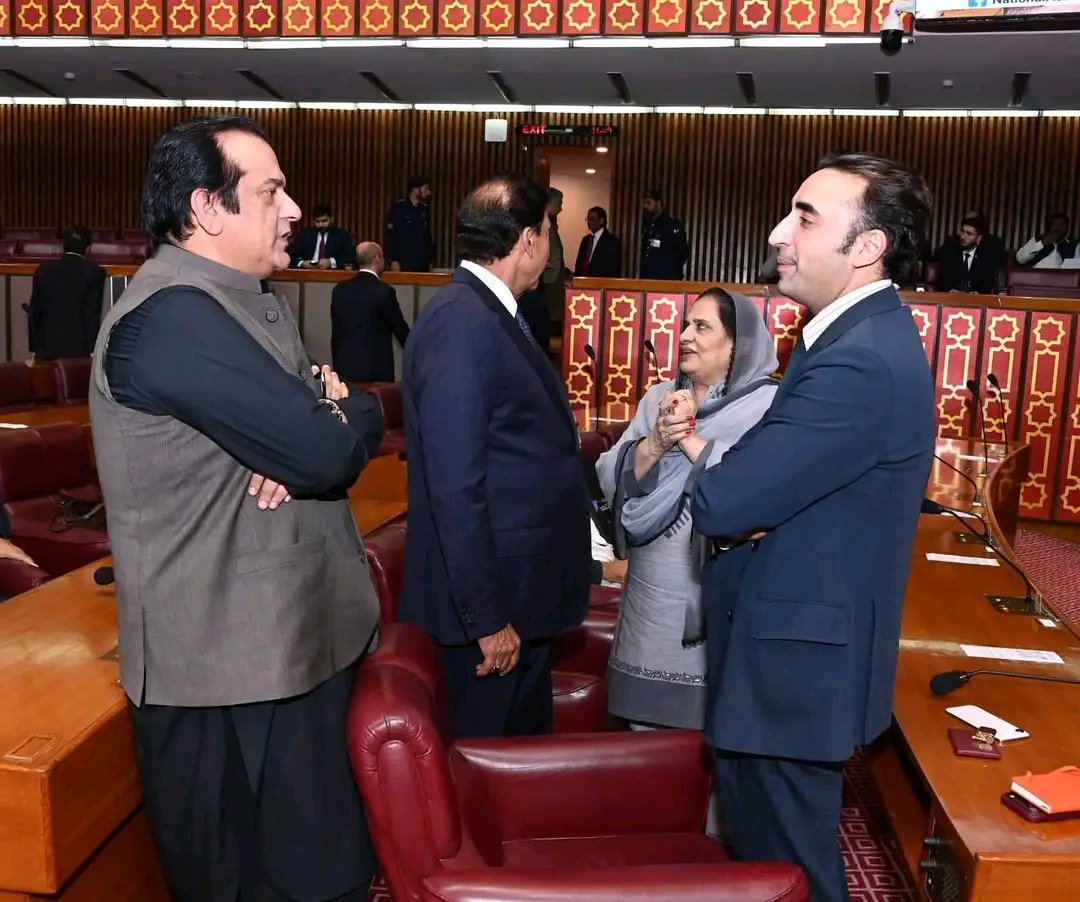 Umer_pmln786's tweet photo. اسلام آباد قومی اسمبلی۔ 
چ��ئرمین پاکستان پیپلز پارٹی بلاول بھٹو زرداری سے

وزیر مملکت برائے پاور اینڈ پبلک افیئر 
عبد الرحمٰن خان کانجو صاحب کی اسمبلی اجلاس 
میں ملاقات دونوں شخصیت کے درمیان پاکستان کی سیاسی صورتحال پر تبادلہ خیال https://t.co/UtbJSk3CJx