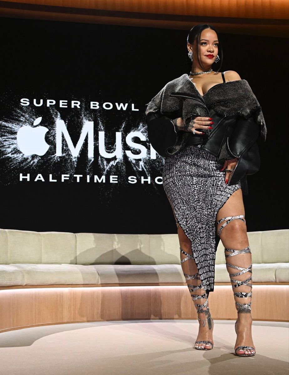 Anaya_blossoms's tweet photo. Rihanna girl those thighs are giving 🥵 https://t.co/jOHateTkn0