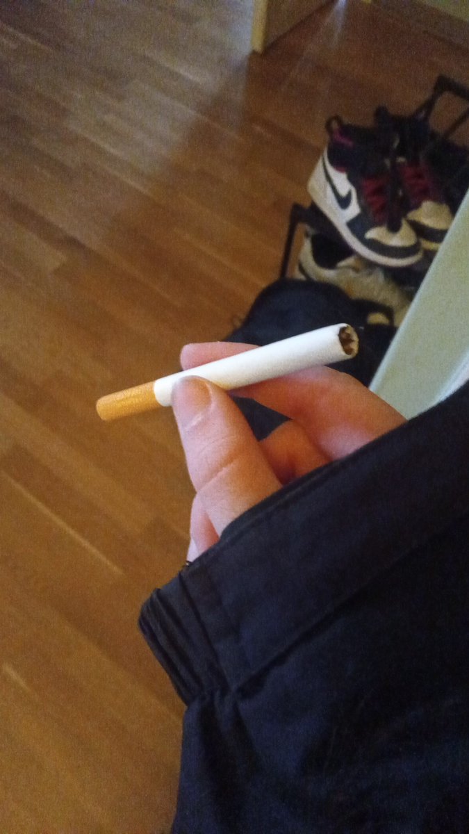 Stnaleyparable's tweet photo. Found a dry ciggarette on the ground https://t.co/FPGARUBB6N