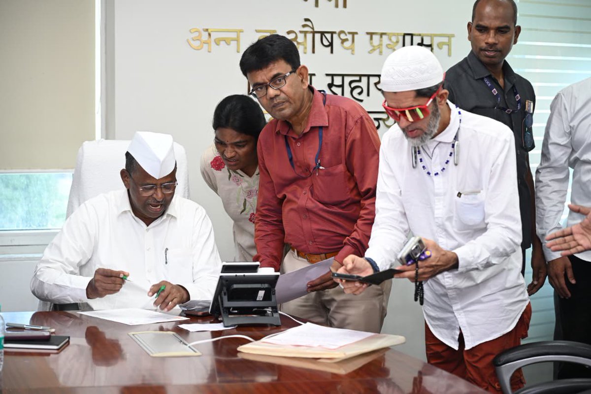 Narhari_Zirwal's tweet photo. जनतेचे प्रश्न सोडविण्यासाठी कटिबद्ध!

राज्यभरातून मंत्रालयातील माझ्या दालनात भेटीस आलेल्या अभ्यागतांशी संवाद साधला. त्यांनी सादर केलेली निवेदने स्वीकारून त्यांच्या समस्या आणि अडचणी जाणून घेतल्या. जनतेच्या प्रश्नांची गांभीर्याने दखल घेत, त्यांच्या सोडवणुकीसाठी सकारात्मक प्रयत्न करण्याची ग्वाही दिली.

जनतेची सेवा, जनतेच्या प्रश्नांना न्याय आणि त्यांच्या विश्वासाला सन्मान, हेच माझे प्राधान्य!

#जनसंवाद #जनसेवा #जनहित #मंत्रालय #महाराष्ट्र