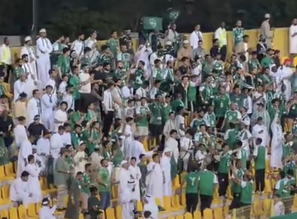 Hfc_c19's tweet photo. مافي اعظم من الشعب السعودي 
مافي اقوى من الجماهير السعودية 
الشعب اللي دائمًا كلمتهم وحده ووقفتهم وحده

الاهلي يتغنى بالوطن خارج ارضه
الاتحاد يجهز تيفو للوطن على ارضه
النصر يتغنى بالوطن في مرسول بارك
الهلال يرفع راية الوطن خارج ارضه

احبكم يا اعظم شعب🇸🇦 https://t.co/0HuWtTDYTc