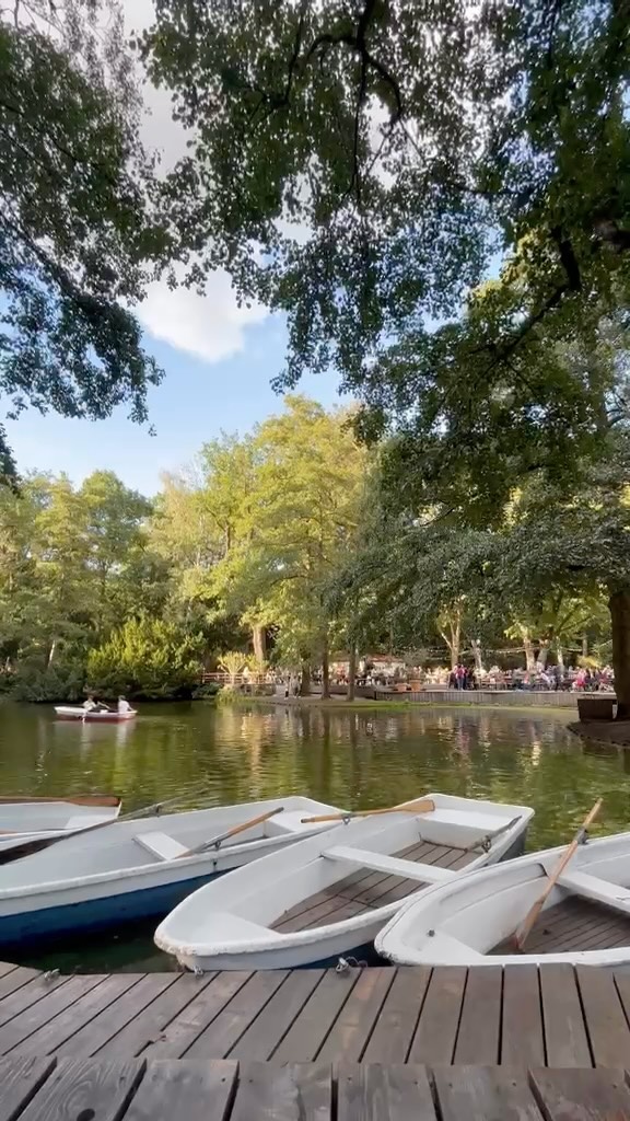 ClaudiaSofi24's tweet photo. Beer gardens, lake views, and the first taste of autumn. In Berlin, don’t miss @cafeamneuensee. Save this for your next trip. https://t.co/qLaYb5DTRb
