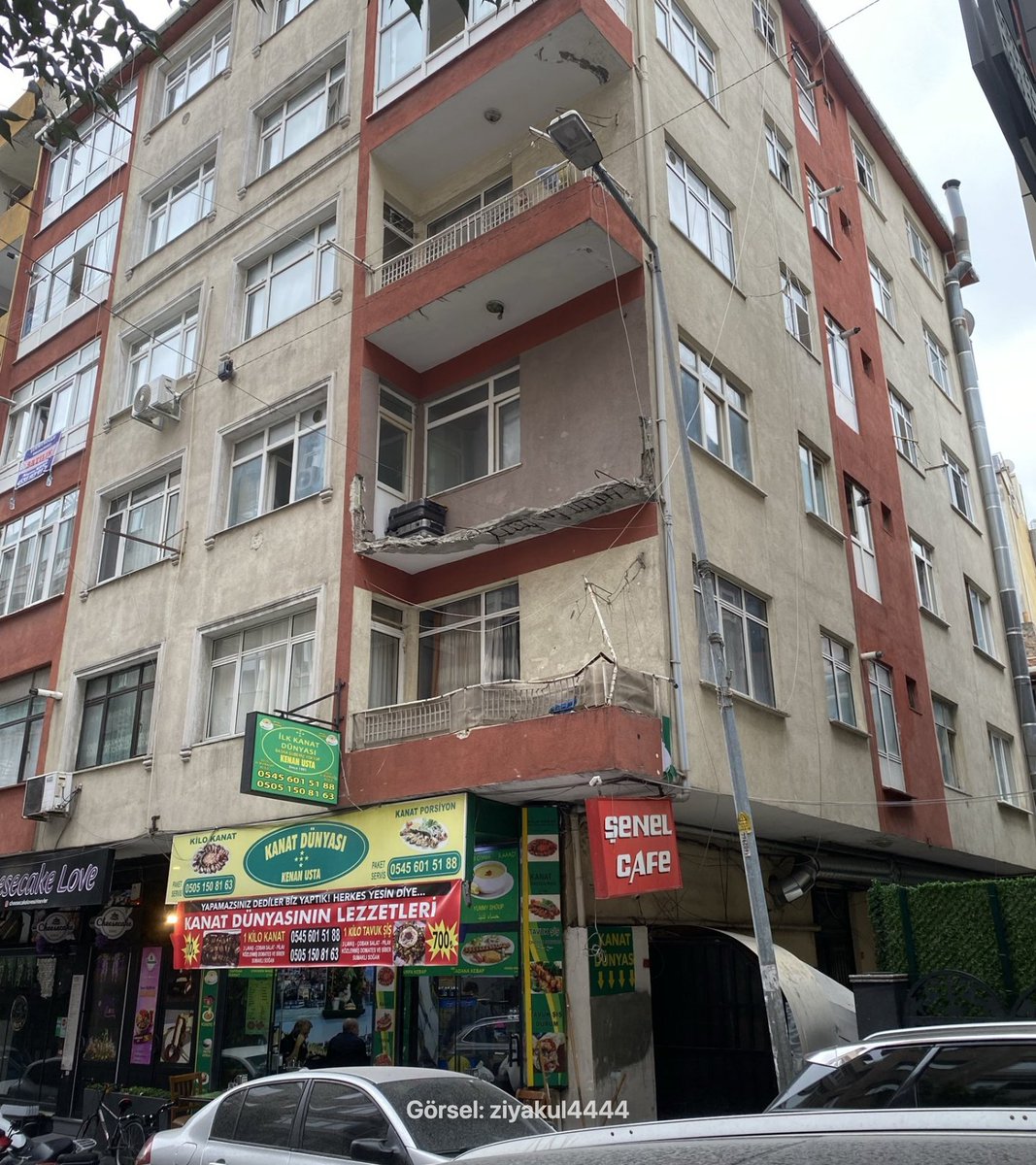 bosunatiklama's tweet photo. Şirinevler'de oturulmaya devam edilen bir apartman: https://t.co/e4KaoJcgAg