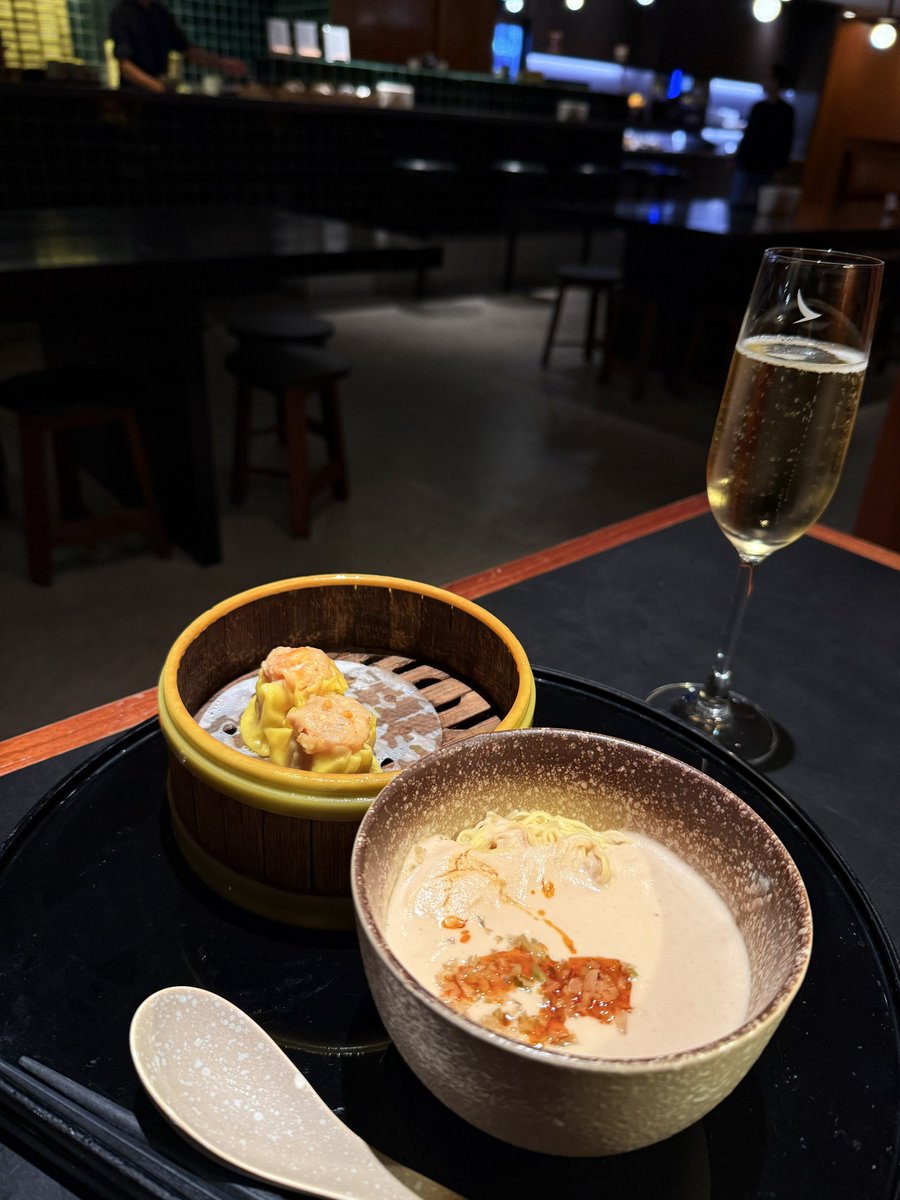isoHIROSHI's tweet photo. キャセイパシフィック様ありがとうございます
最高の夜鳴きそばです♪
モエシャンで乾杯🥂 https://t.co/g2gcER8wiL