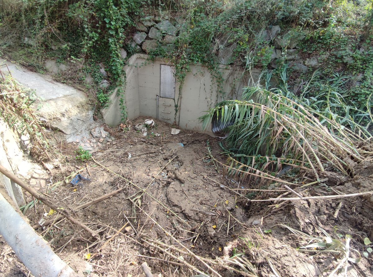 MeteoCalTort's tweet photo. ⚠️ @aigua_cat  @pinedademar
Actualització de la Riera del Correu #PinedadeMar 13/10/2026
❌ El cabal continua desaparegut.
❌ Si no s'acaba de retirar la terra és taparà del tot quan plogui.
🌧️ PROBABILITAT DE PLUGES EL CAP DE SETMANA ⚠️ https://t.co/lYjnKLHTIr
