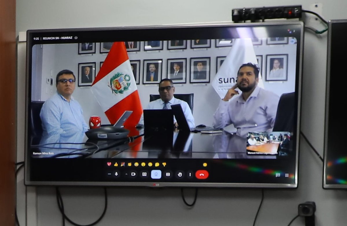 SunarpOficial's tweet photo. 🚗 Destacó el uso de los canales digitales para la inmatriculación vehicular, que agilizan la calificación y reducen el uso de papel. También evaluó la gestión con el Director Técnico Registral, Abel Rivera, y el personal de la zona para optimizar el servicio.

#Sunarp32Años https://t.co/YLHFWNHWNZ