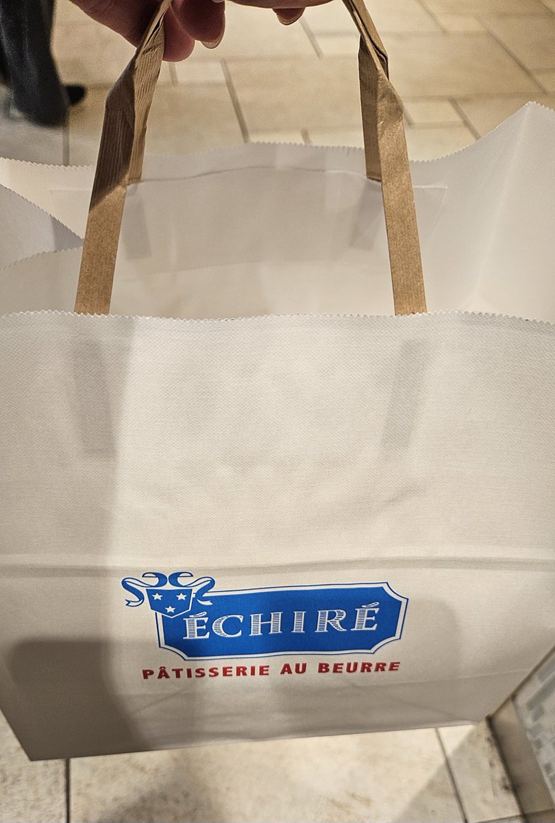 riyu_81's tweet photo. これは備忘録なんだけど、先週のヒプライブで久々に横浜行ったので、ずっと食べてみたかった横浜エシレ限定のショソン・エシレ買えた～～！🥳✌️✨　クリームのボリューム多くて最高だった😋（パイの写真は撮り忘れた） https://t.co/ZGYCOo4Ep9