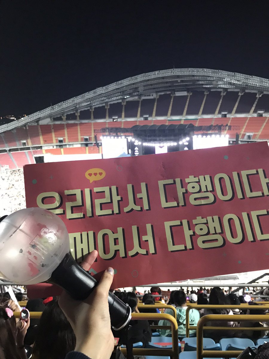 fxnapha's tweet photo. ผ่านมา7ปีแล้วก็ยังจำความรู้สึกนั้นได้ดี เป็นคอนที่ต่อชีวิตชั้นมากๆ คอนจบจำได้ว่าร้องไห้หนักมาก ㅠㅅㅠ เพราะช่วงนั้นติดรายงานตัวต่อมอสี่เกือบไม่ได้ไป ต้องนั่งเครื่องไปจากต่างจังหวัด คอนจบก็ต้องกลับเลย ชั้นเติบโตมากับบังทันจริงๆอ่ะ ในที่สุดก็จะได้เจอกันอีกรอบแล้วนะ 💜💜 https://t.co/k9x7d52WsI