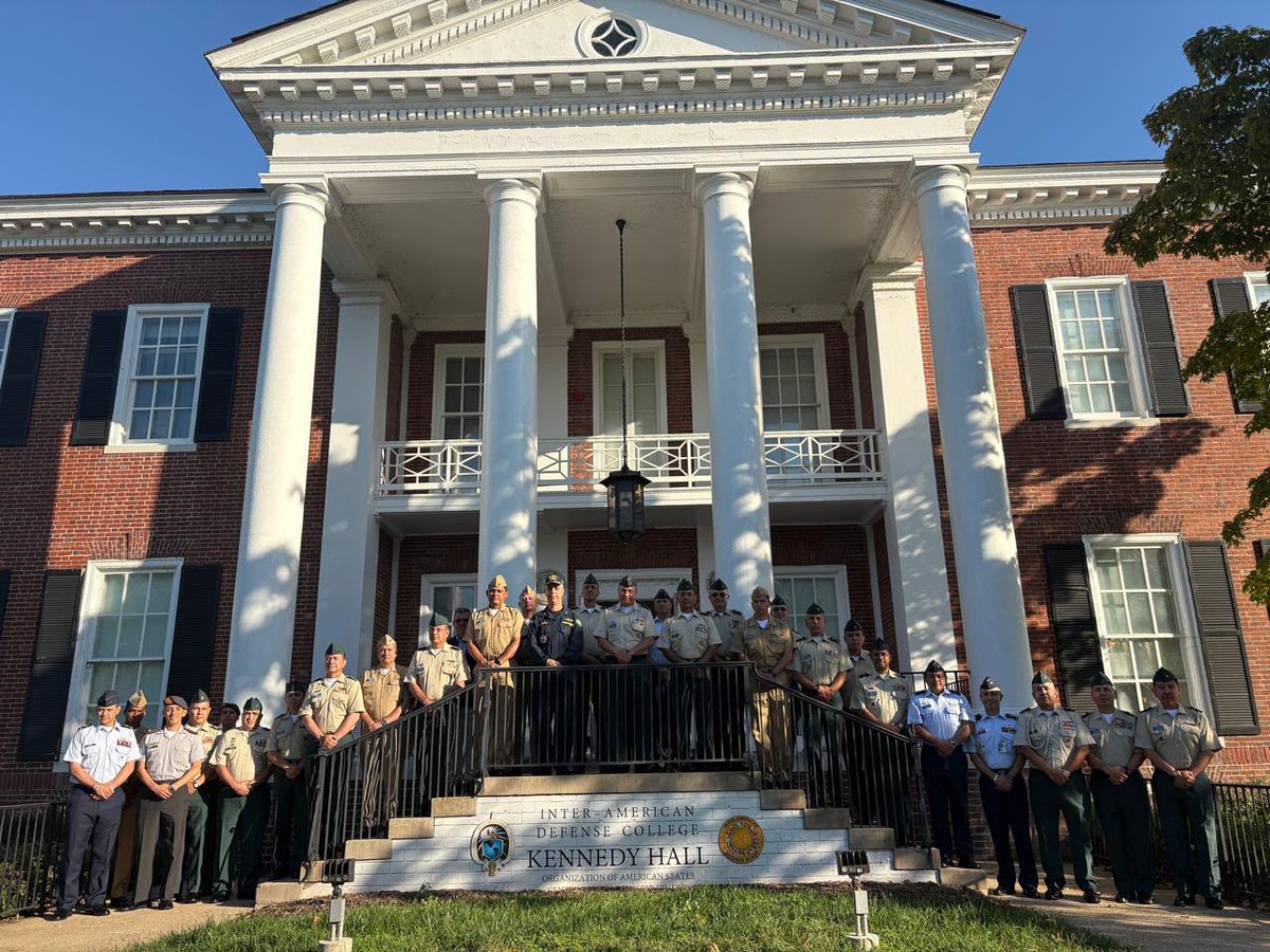 EsdegCol's tweet photo. Fortaleciendo los lazos de cooperación hemisférica. Alumnos del CAEM y del CIDENAL realizaron una enriquecedora visita académica al Colegio Interamericano de Defensa (CID) en Washington, D.C., intercambiando visiones clave sobre seguridad y defensa regional. 🇨🇴🇺🇸 https://t.co/1zXacVpssT