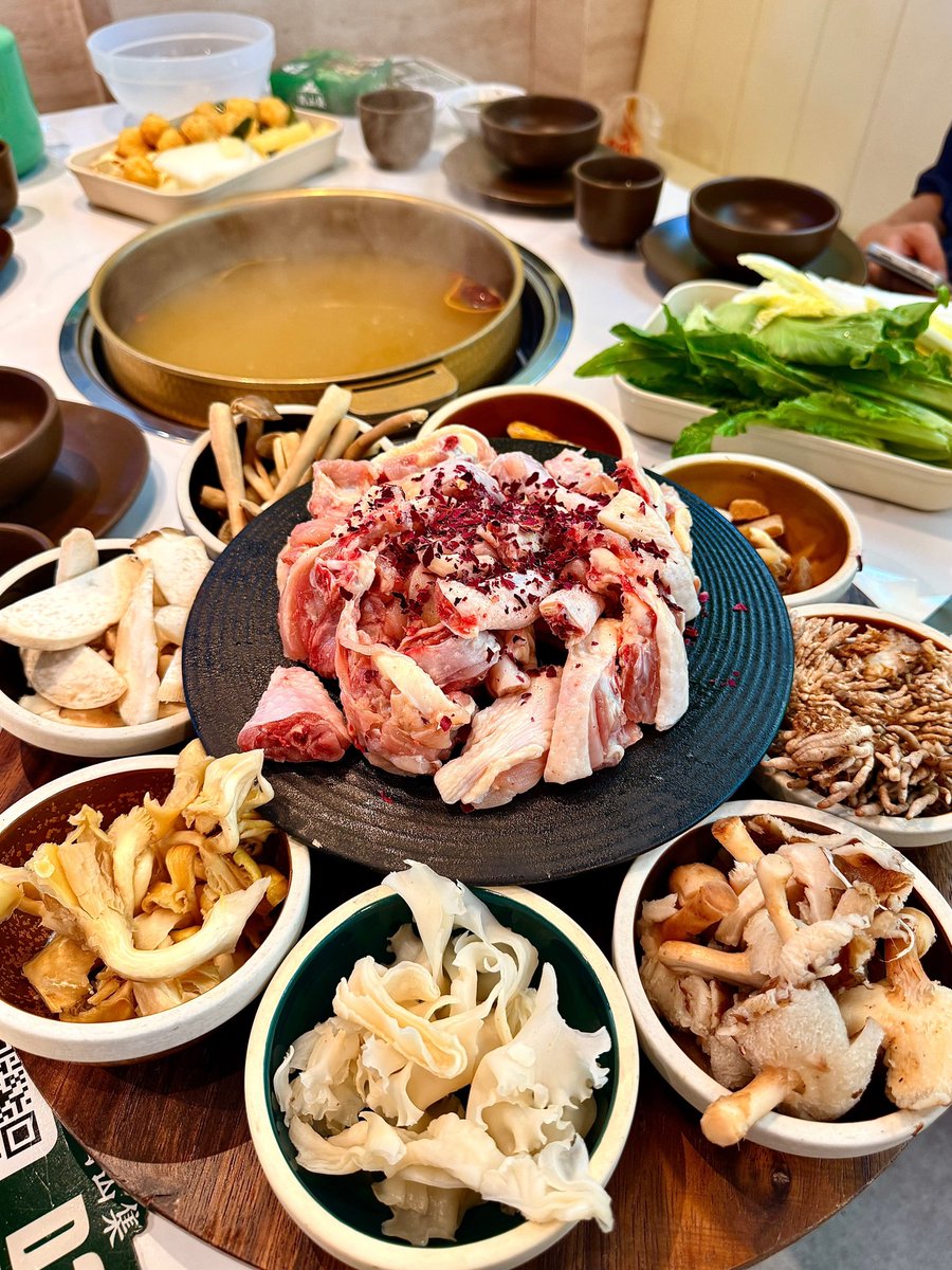 Wwar889's tweet photo. 今天这一顿到底算不算放纵餐呢，人果然不能理解国庆时回家的自己，吃太爽了又没有锻炼，弄肌肉线条都不明显了🥹🥹🥹 https://t.co/yBcjzve03z