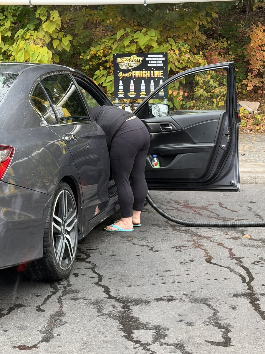 PublicPOVs's tweet photo. Black leggings and you see the pantie line π€€ #creepshot https://t.co/GiqmDnOVAc