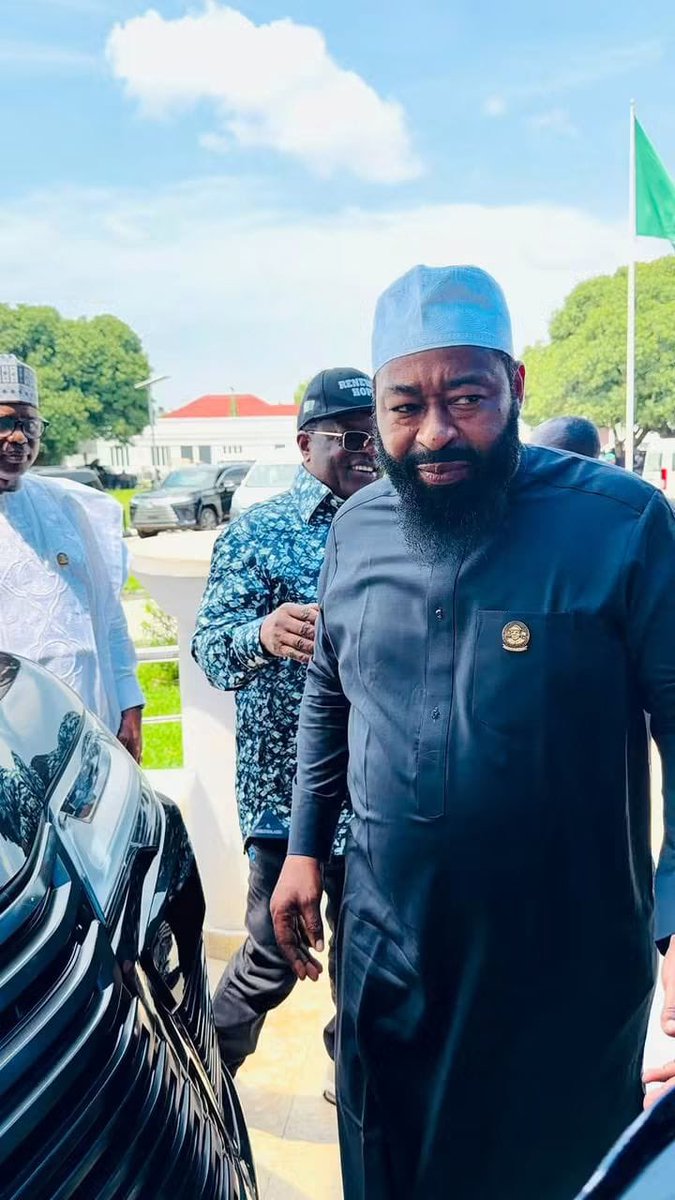 Mr_Strategiist's tweet photo. The H.M Engr. David Umahi, @DaveUmahi Governor Mohammed Umaru Bago, @HonBago Minister of Information and National Orientation, Mohammed Idris Malagi, and the SSA to the President @officialABAT on Community Engagement (North Central), Abiodun Essiet.@AbiodunEssiet 
#TinubuMustStay https://t.co/QtDexUziJJ