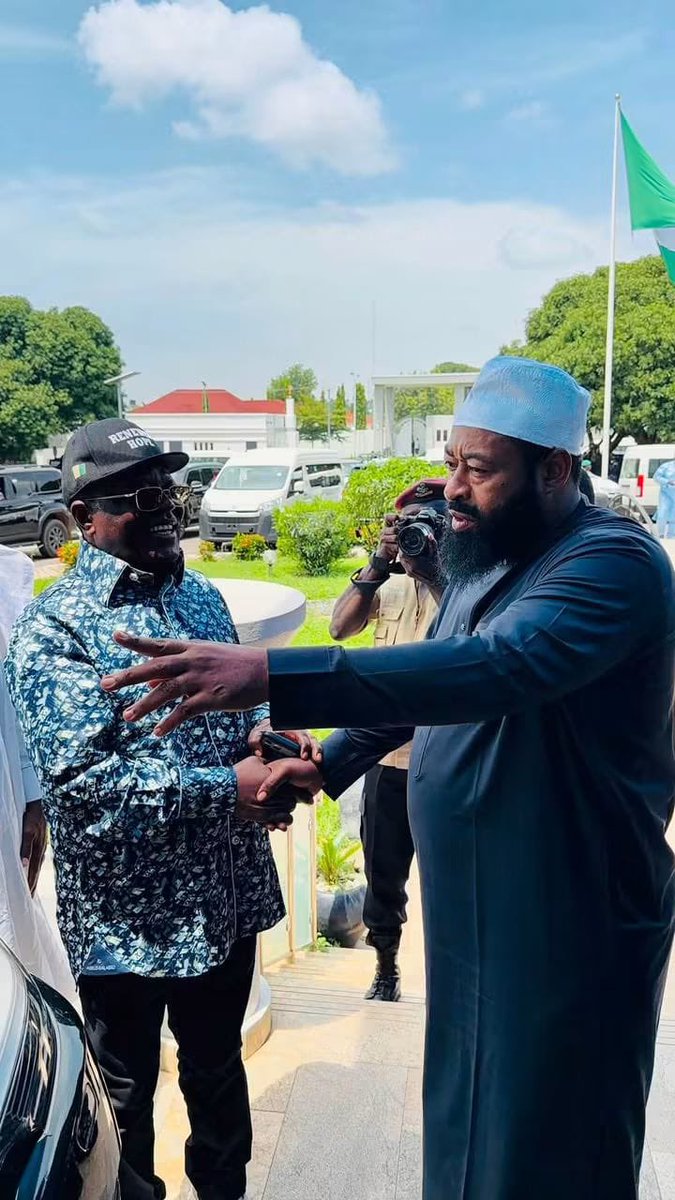 Mr_Strategiist's tweet photo. The H.M Engr. David Umahi, @DaveUmahi Governor Mohammed Umaru Bago, @HonBago Minister of Information and National Orientation, Mohammed Idris Malagi, and the SSA to the President @officialABAT on Community Engagement (North Central), Abiodun Essiet.@AbiodunEssiet 
#TinubuMustStay https://t.co/QtDexUziJJ